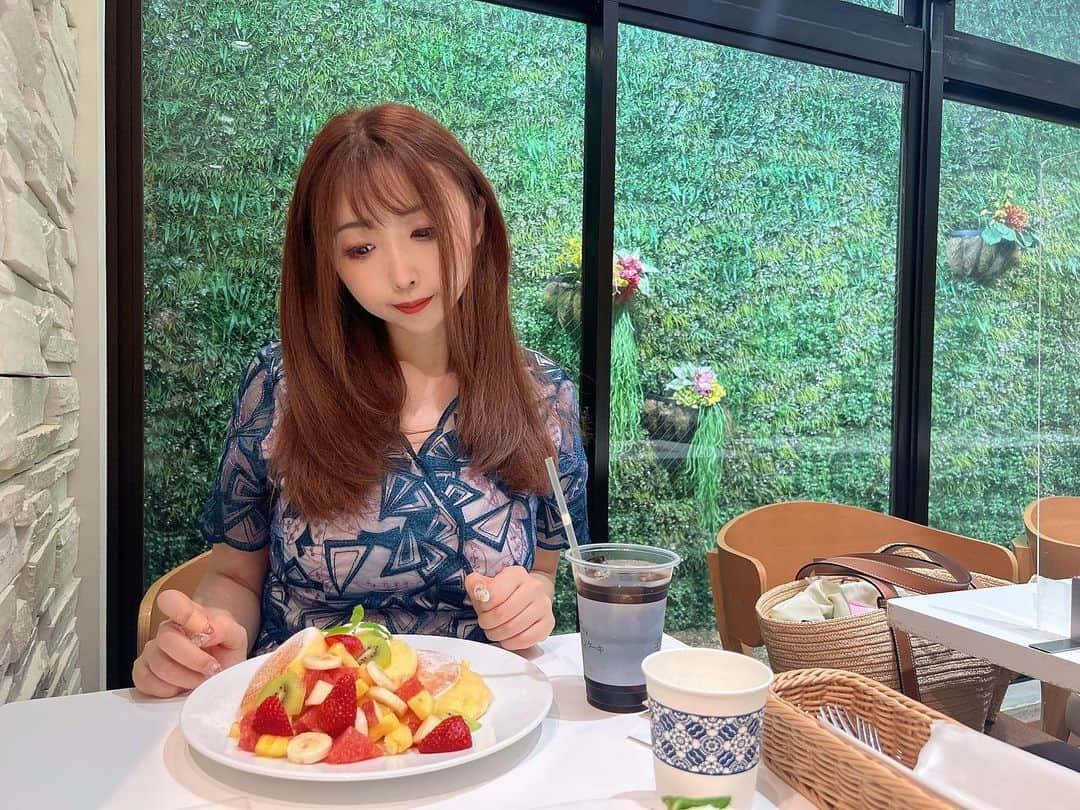 桃色れくさんのインスタグラム写真 - (桃色れくInstagram)「また行きたいな🍽️ ⁡ * * * * * 🍑ももれくフレンズ予定🍑 ⁡ 12/18  コスホリ 12/24 🎄🎅ももれくりぱ🎂🎄 12/31  コミケ ⁡ 🍑毎日更新中ファンクラブサイト「Fantia」🍑 Instagramに載せられないのが載ってます♡ https://fantia.jp/fanclubs/17179 ⁡ 🍑＼To my overseas fans／🍑 ▶️https://www.patreon.com/momoreku ⁡ ⁡ 🍑毎日更新中ファンクラブサイト「Fantia」🍑 Instagramに載せられないのが載ってます♡ https://fantia.jp/fanclubs/17179 ⁡ * * * * * #幸せのパンケーキ #しあわせのパンケーキ #ぱんけーき #pancake #ロエベバッグ #ロエベかごバッグ #表参道カフェ #東京カフェ  #日本女孩 #freelancemodel #lookgoodfeelgood」12月3日 17時56分 - momoreku