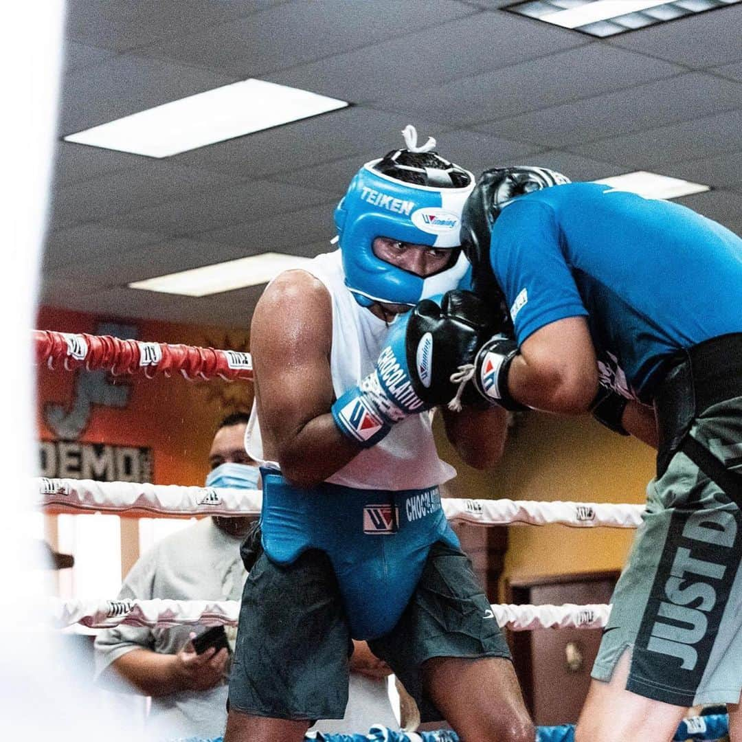 ローマン・ゴンサレスさんのインスタグラム写真 - (ローマン・ゴンサレスInstagram)「Legend in the game. Four-weight world champion, @chocolatito87 adds to his legacy tonight. Time to avenge that rematch decision with a trilogy victory #EstradaChocolatito3」12月3日 18時00分 - chocolatito87