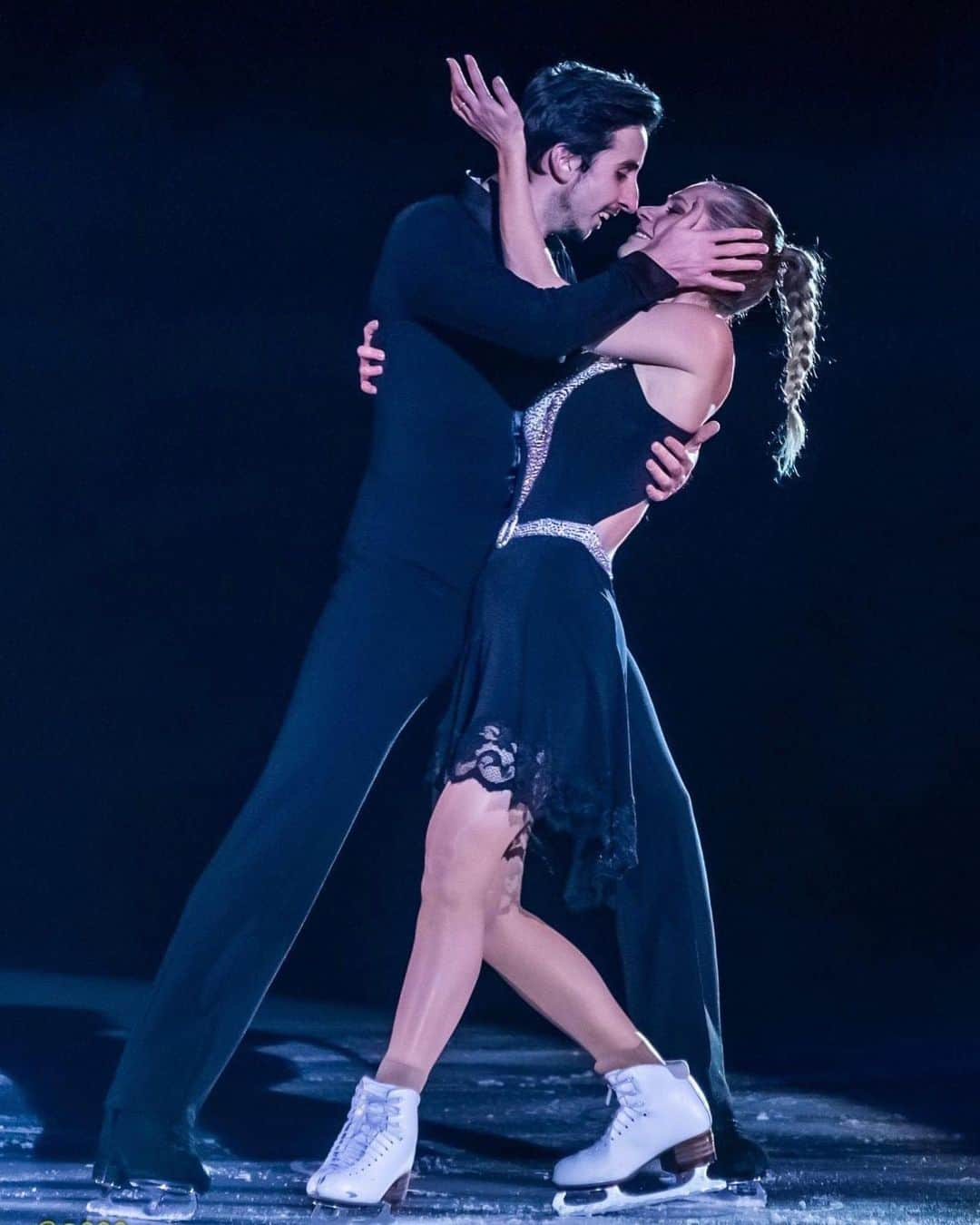 カロリーナ・モスケーニのインスタグラム：「Dancing with @fra_fioretti on Love in Venice by @edvinmarton at Klimt on Ice 2022 🎻 Thank you Torino ❤️ 📸 by @sergiobg56」