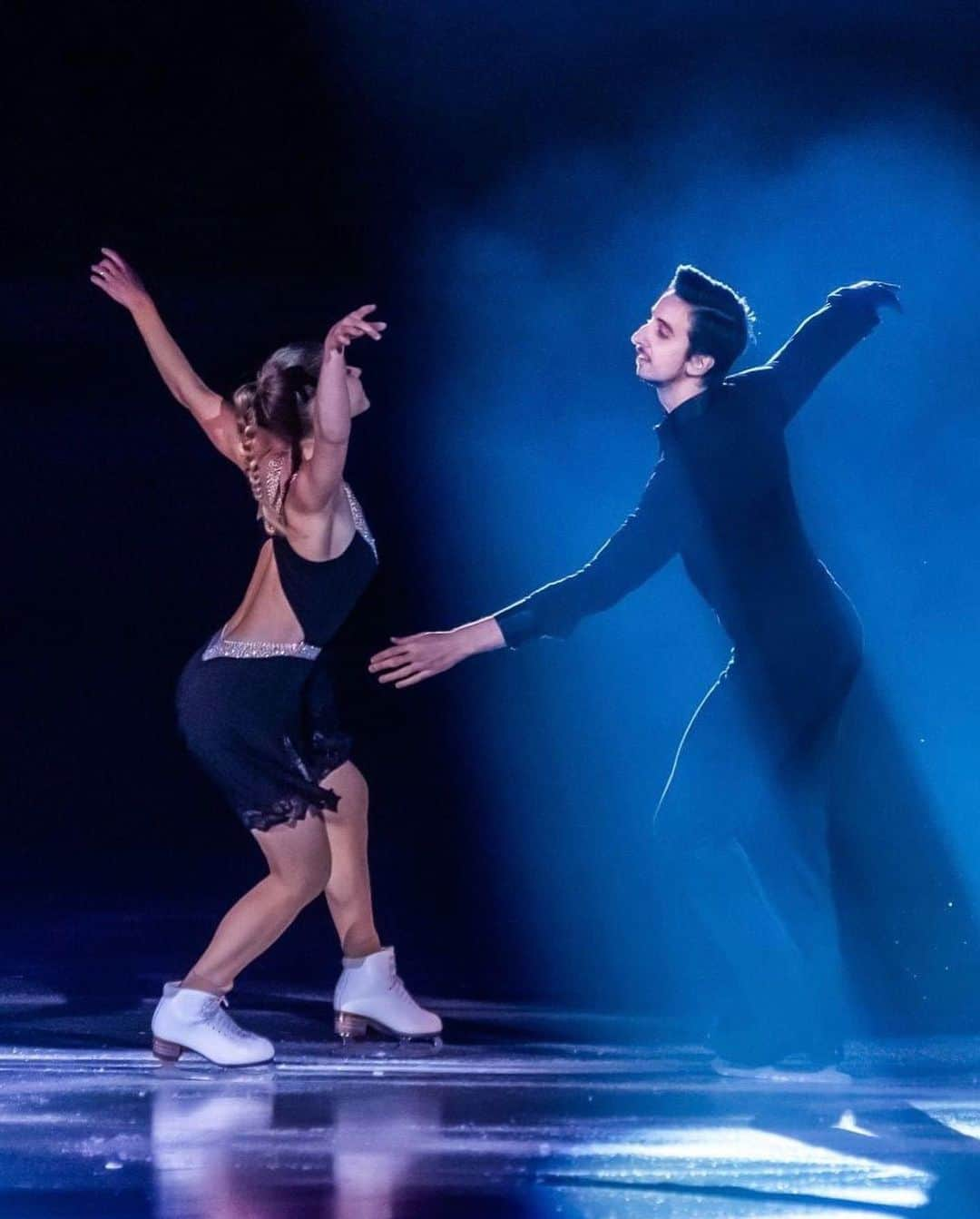 カロリーナ・モスケーニさんのインスタグラム写真 - (カロリーナ・モスケーニInstagram)「Dancing with @fra_fioretti on Love in Venice by @edvinmarton at Klimt on Ice 2022 🎻 Thank you Torino ❤️ 📸 by @sergiobg56」12月4日 4時56分 - carolinamoscheni