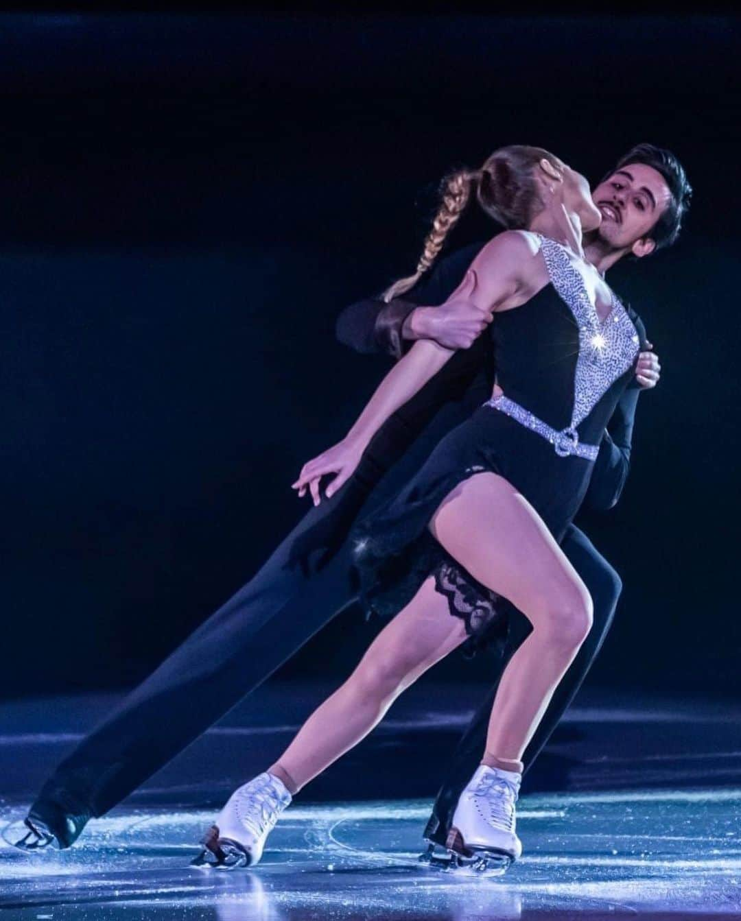 カロリーナ・モスケーニさんのインスタグラム写真 - (カロリーナ・モスケーニInstagram)「Dancing with @fra_fioretti on Love in Venice by @edvinmarton at Klimt on Ice 2022 🎻 Thank you Torino ❤️ 📸 by @sergiobg56」12月4日 4時56分 - carolinamoscheni