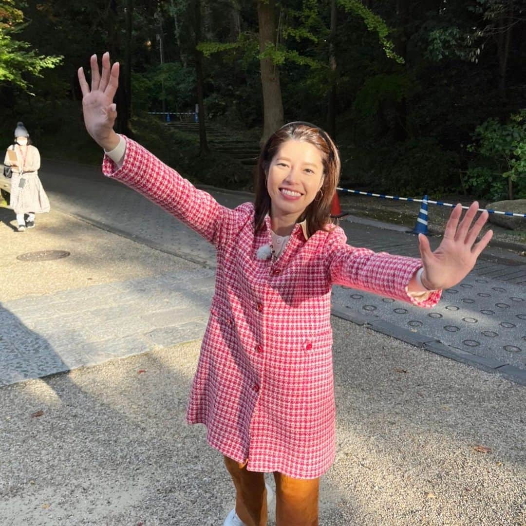 神田愛花さんのインスタグラム写真 - (神田愛花Instagram)「今日午後4:05〜フジテレビ系列・東海テレビ制作『正しく学んで福招き！おてらツアーズ』に出演しております✊🏻✨ ロケという事もあって、なかなか普段は拝見できない所を拝見させて頂けたり体験させて頂けたり、本当にとーーーっても楽しいロケでした❗️ 夕陽が顔面に当たって、お顔も喜んでおります☀️ ＂勉強してテストで結果を出す＂という流れは学生時代ぶりで、やっぱり刺激的だし、努力は報われるのかも⁉️と思わせてくれました📖🖋 お寺の事を少しでも知りたいなぁという方もそうでない方も、是非ご覧下さい📺  #NYC #ニューヨーク #Barbie #バービー #pink #ピンク #東海テレビ #フジテレビ #おてらツアーズ #楽しかったロケ #興奮した！ #神田愛花」12月4日 4時43分 - aikakanda