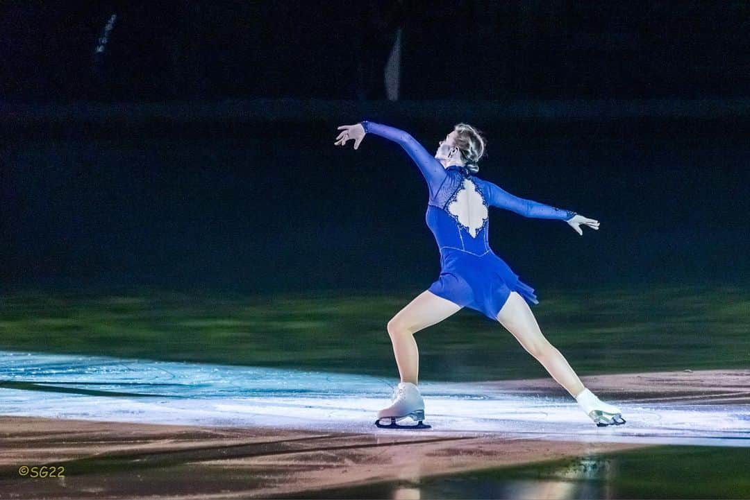 アンゲリーナ・クチヴァルスカのインスタグラム：「Klimt on Ice 💙🎻 Photo credit: @sergiobg56」