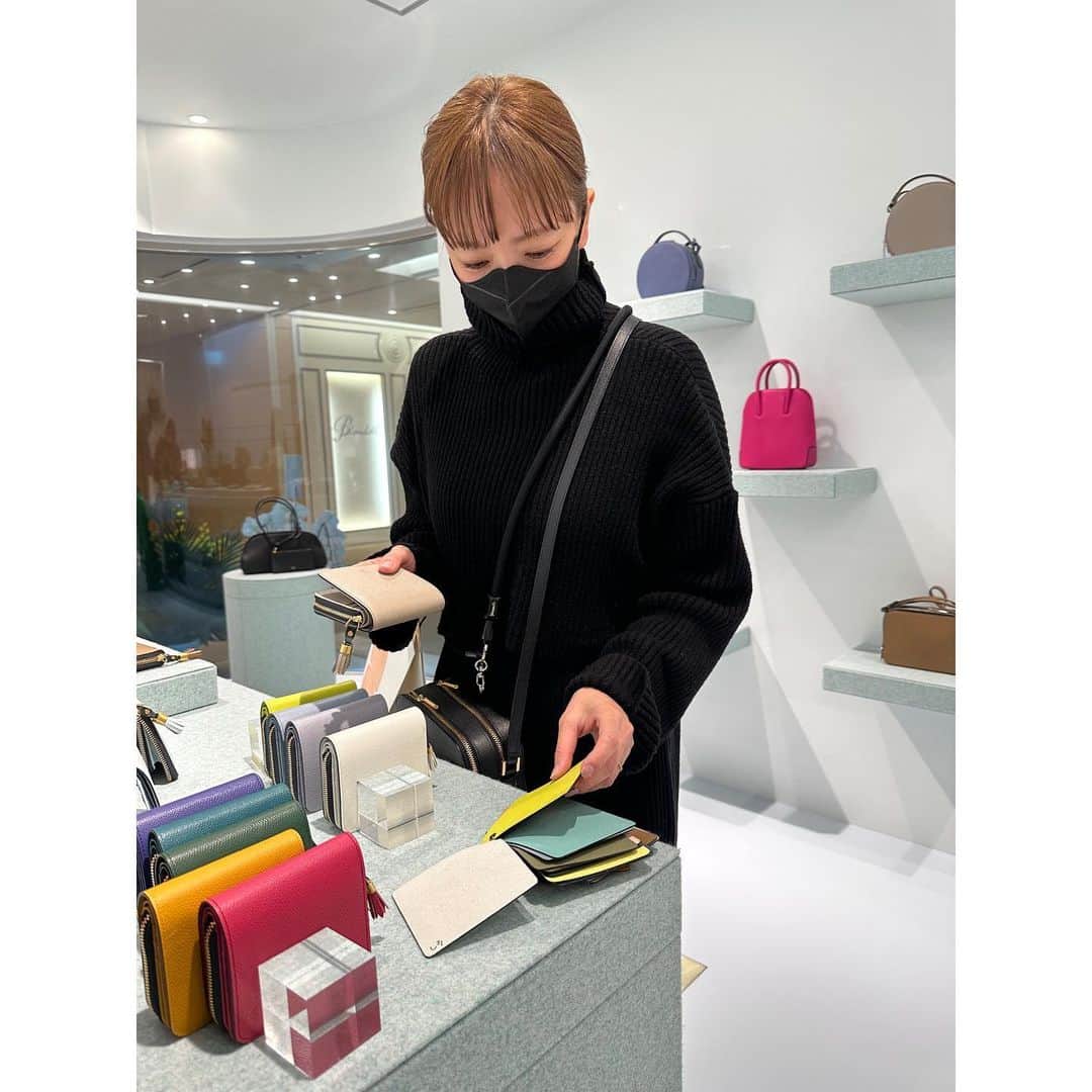 EMIのインスタグラム：「⭐︎ 普段からお財布とバッグを愛用している @epoi_official  12月2日に新丸ビル3Fに新しくOPENしたので行ってきました♡ 来年新調したかったお財布も 色違いオーダー出来ました〜✨ バッグも今使っている物のひと回り大きいデザインのに♡ 店内は色鮮やかなアイテムいっぱいでワクワクしちゃいました☺️ #epoi #新丸ビル」
