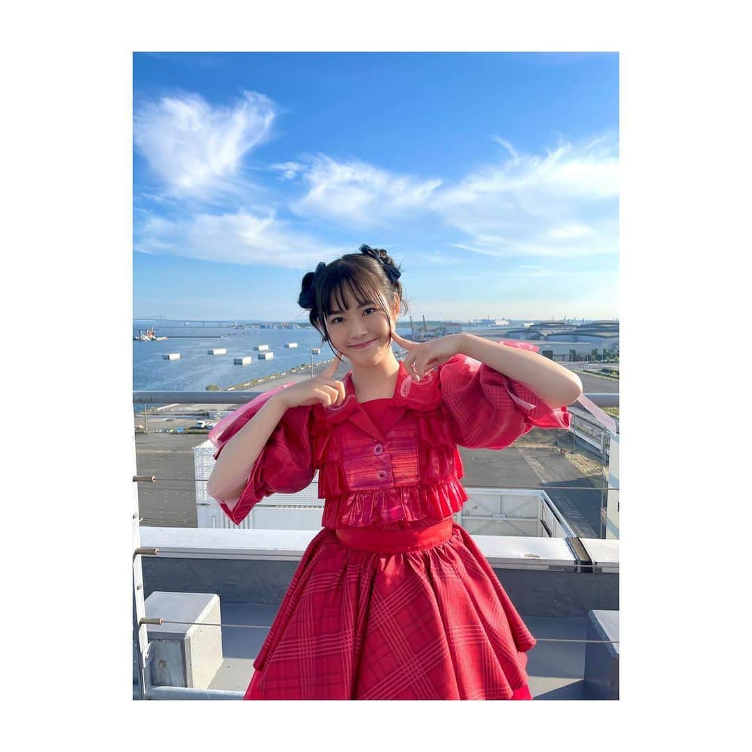 田中咲帆のインスタグラム：「.  新衣装です♥️✨ 真っ赤の衣装はなんだか新鮮ですね🫣 どうかな似合ってる〜？  ･ #るんるん ･ #新衣装 #red #crownpop #田中咲帆 #アイドル #idol #03 #スターダスト #スタプラ #followme」