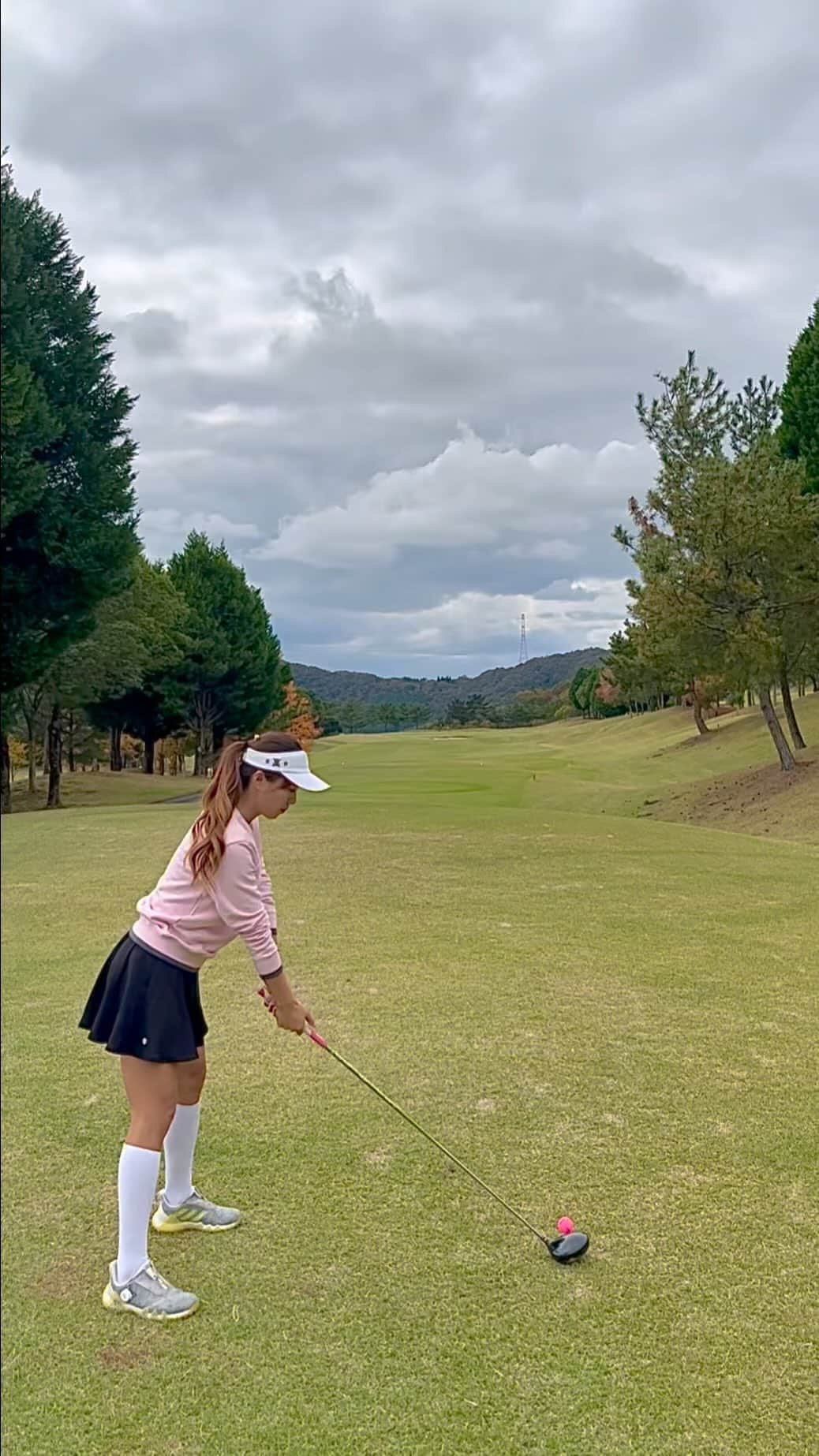 のインスタグラム：「このホールのティーショット上手く打てた💕⛳️ 軽いドローだったから、いい感じにボールが前に前に転がってくれたよ！笑 . #ゴルフ#ゴルフ女子#golf#golfgirl#golfswing#ゴルフスイング#sports#スポーツ#スポーツ女子#골프#골프여자#尔夫球#高尔夫#ゴルフウェア#golfwear」