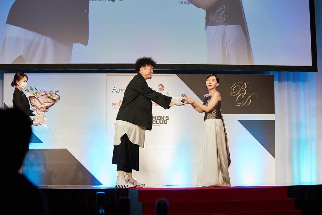 小林愛実さんのインスタグラム写真 - (小林愛実Instagram)「この度　 第19回ベストデビュタント賞 音楽部門を受賞いたしました。 素敵な賞を頂けて嬉しいです✨  ありがとうございました！  #ベストドレッサー賞 #ベストデビュタント賞 #ベストデビュタントオブザイヤー #小林愛実　#aimikobayashi」12月3日 20時14分 - aimi923