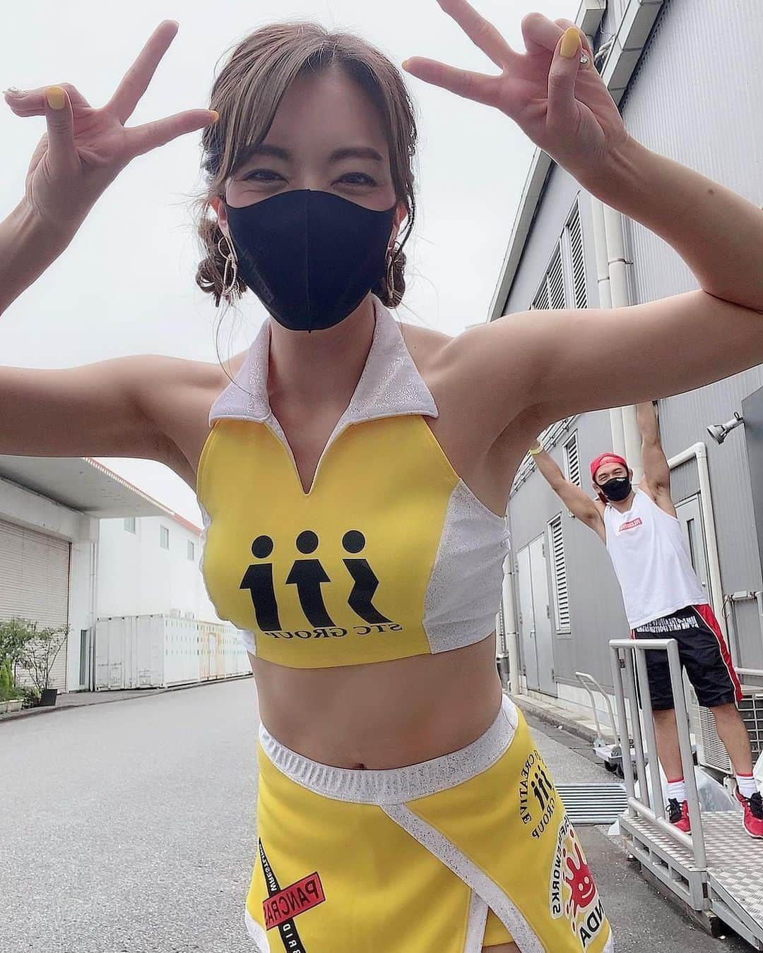 今村仁美さんのインスタグラム写真 - (今村仁美Instagram)「今日は皆様に大切なお知らせがあります。 12月25日（日） 【PANCRASE330】をもって super terrific cuties を卒業する運びとなりました。  2019年〜 4年間、 パンクラスのラウンドガールとして 活躍させて頂き、本当に幸せでした🥹  格闘技を見たことも無かった私が こんなにもハマるとは、想像もしてなかったです︎🥹  1分間という短いインターバルに あのリングに立つ緊張感と興奮は、 一生忘れないだろうな...  私にとって次戦が最終戦です。 しかもしかも、横浜武道館という 大きな会場でラストを飾れることも 本当に幸せなことです！！ 有終の美を飾ります🍀 12月25日は現地に応援に来てください💋 てか、絶対応援に来て欲しい🥰  ラストまで宜しくね✨ #PANCRASE #パンクラス #ラウンドガール #卒業 #横浜武道館 #私の4年間の思い出 #思い出写真」12月3日 20時15分 - imamura_hi