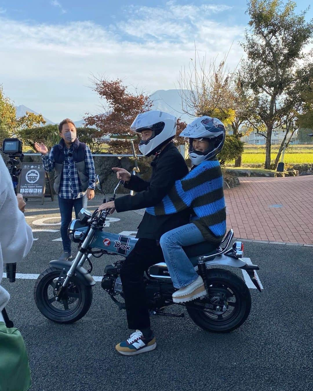 大野莉昂さんのインスタグラム写真 - (大野莉昂Instagram)「今年も特番あります📺❕❕ 『 リコとカズと、カリスマさん 』 初日ロケのゲスト1人目は、、、 大好きな徳井さん😍💕💕💕 2年ぶりにお会いできて嬉しすぎ楽しすぎな撮影だった🛵 12/14（水）20:00〜放送です！ぜひみてください🫶  #rkk #熊本放送 #年末特番 #テレビ放送 #キムカズ さん #チュートリアル #徳井さん」12月3日 20時35分 - bbbbrikopanda