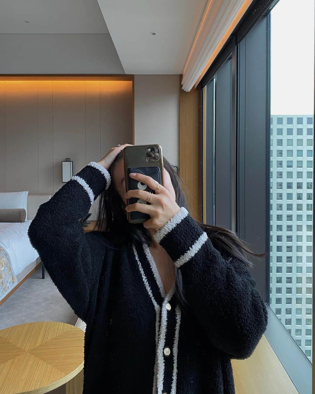 鈴木詩織のインスタグラム：「😴☁️🍬  居心地のいいルームウェアのおかげでぐっすり寝れました🫶🏻  ⁡ ⁡ ⁡  #shiorin_styling#meri#ミリコのミリ活#ルームウェア#roomwear#ミーリー」