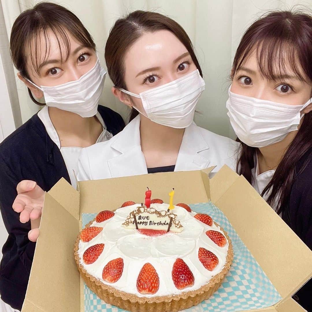 のインスタグラム：「クリニックでお誕生日お祝いをしていただきました🎂✨今年で4回目🤣 それでもちゃんと毎年サプライズしてくれるみんなが好きです🥹🫶🏻❤️w   今後とも宜しくお願いします🫡✨  #selectclinic #セレクトクリニック #感謝です」
