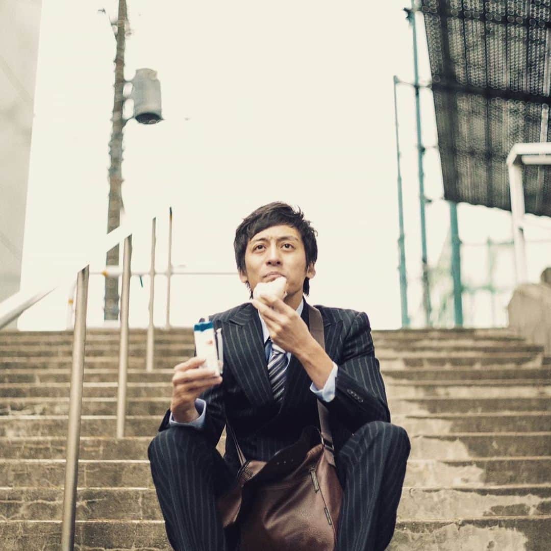 村田秀亮のインスタグラム：「本日12月3日で43歳になりました！  着々とおっさんになっていきますが、前向きで奥行きのあるおっさんを目指して日々生きていきます  プレゼントは、単独ライブに来てください‼️ 一緒にクリスマスを過ごしましょ🎄  これからも懲りずに末長く宜しくお願いします🙇  #単独詳細はプロフィール欄へ #哀愁誕生日」