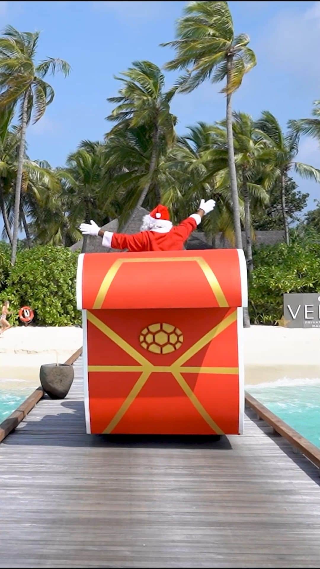 Velaa Private Islandのインスタグラム：「Our Velaa family have begun decking the halls this festive season, readying our residence for Santa’s jubilant return! #VelaaChristmas #VelaaPrivateIsland」