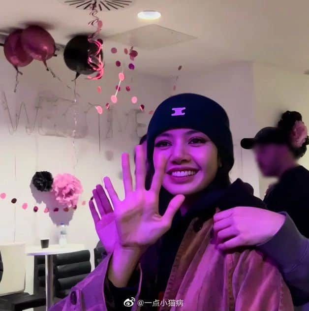 リサのインスタグラム：「LOVE YOU LISA 💛 . . . #LISA #LALISA #리사 #블랙핑크 #BLACKPINK #LALISAMANOBAN #LALISAMANOBAL #blackpinklisa #lisablackpink」