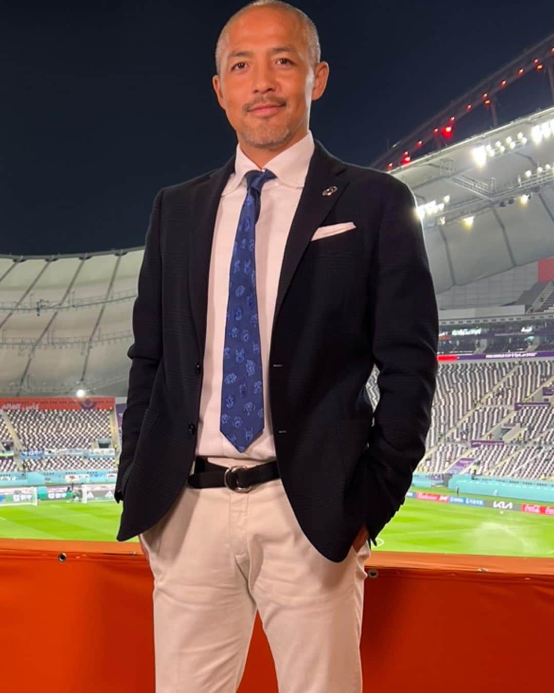 のインスタグラム：「スペイン戦の解説で着用したこのネクタイ👔 実は奥さん　@chieko_0605  が「犬とその家族のため」のブランド @lauw_tokyo  として始めます。  歴史を作った縁起の良いネクタイ🫰 良かったら覗いてみて下さい🙇  @lauw_tokyo  @chieko_0605  @lauwe_bernesegram  @fifaworldcup  #スペインに勝利  #縁起の良いネクタイ」