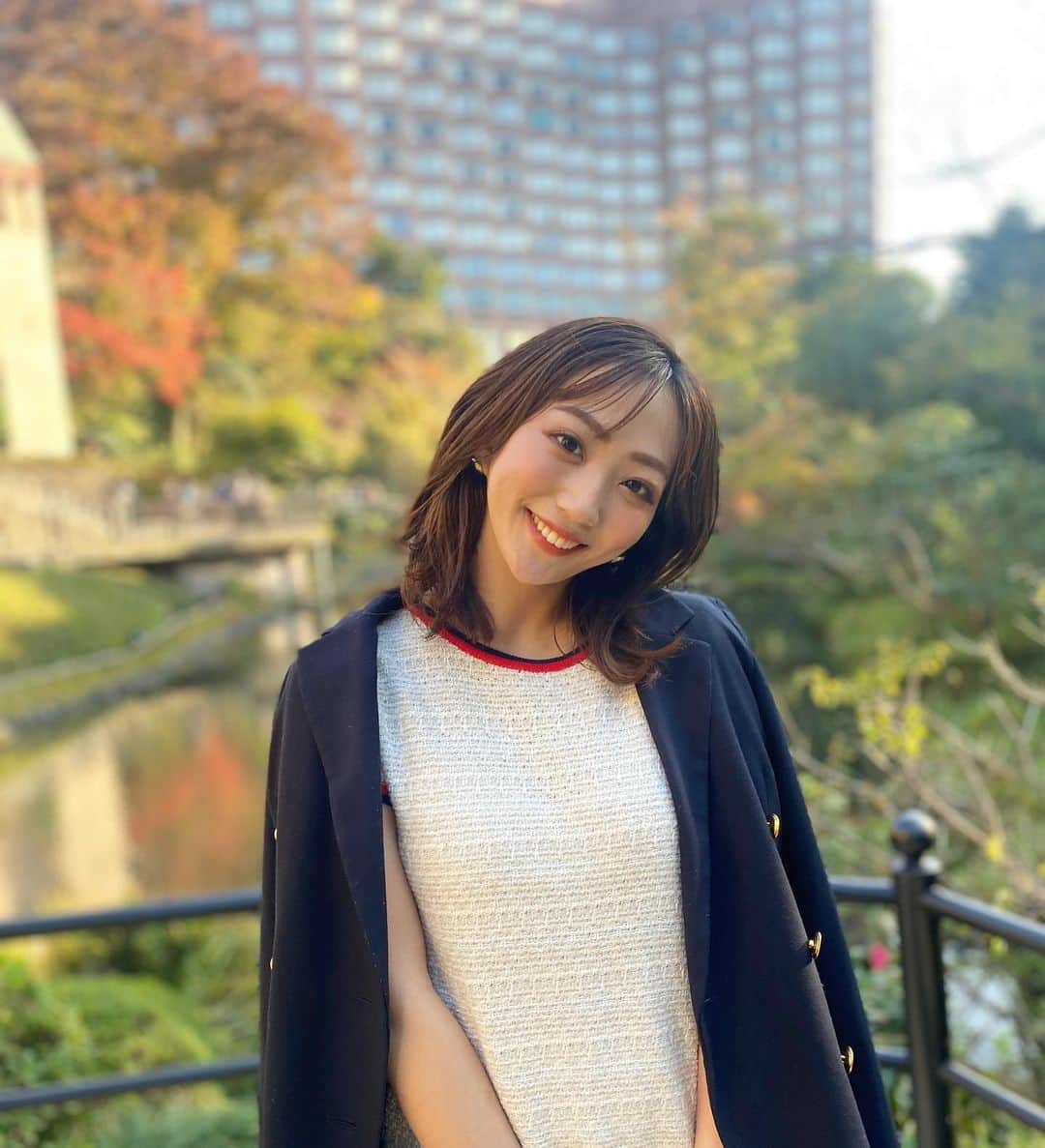 小川奏のインスタグラム：「⁡ ⁡ ストーリーで流したら投稿に残してほしいとお声を頂いたので…遅くなりましたが投稿！ ⁡ ⁡ おじいちゃんと椿山荘へランチに🌼 ⁡ 私もおじいちゃんも庭園好きなのでお散歩とっても楽しかったな❤︎ ⁡ おすすめの庭園教えてください☺️ ⁡ #椿山荘 #東京ランチ #目白 #庭園 #ミディアムヘア #外はね #外ハネミディアム #くびれヘア#イエベ秋 #サロンモデル #ファッション #ootd」