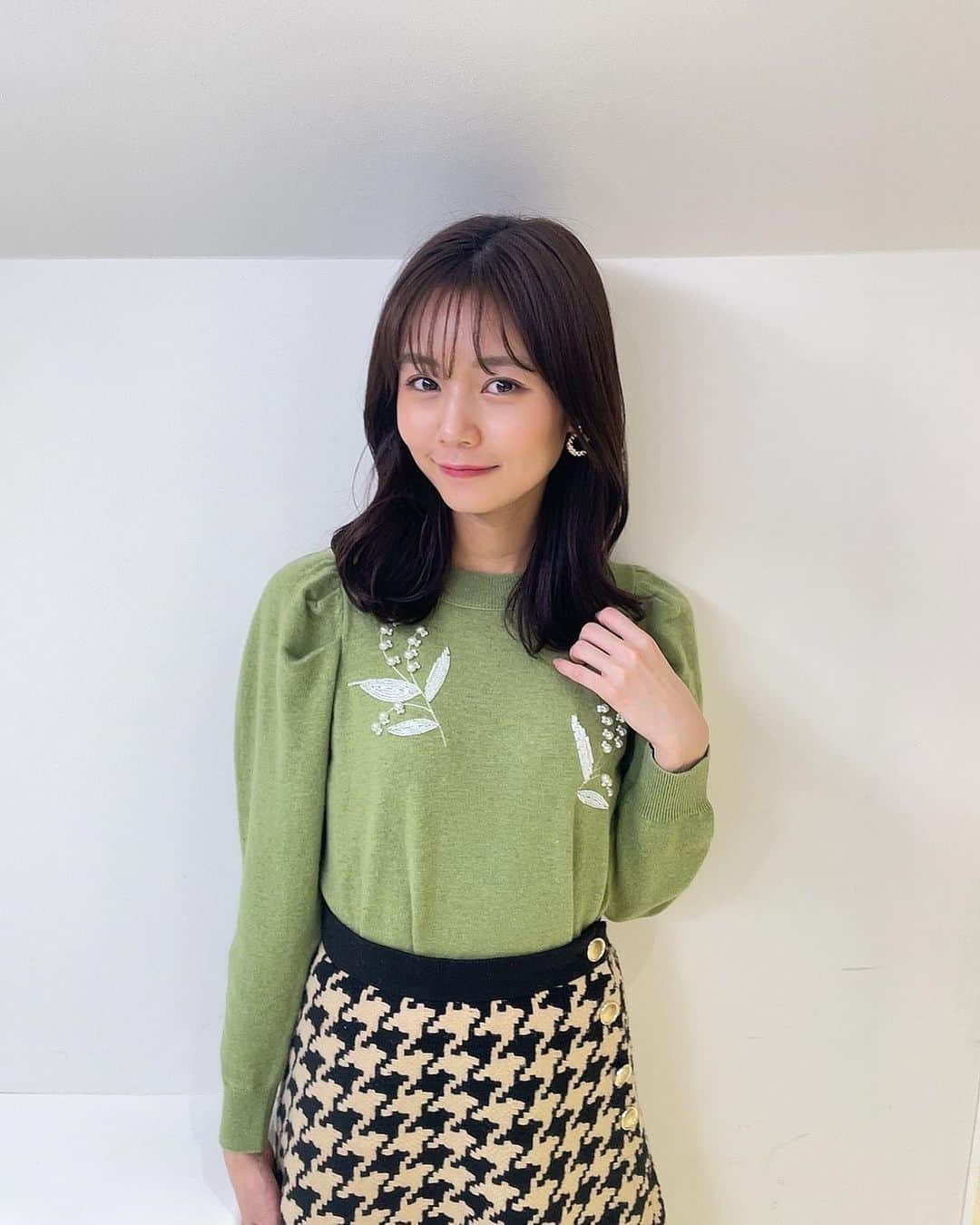 杉浦みずきのインスタグラム：「. 🍵🍃🤍🖤  ニット @and_cherim  スカート @primascherrer  イヤリング @osewaya_official  パンプス @dianashoespress」
