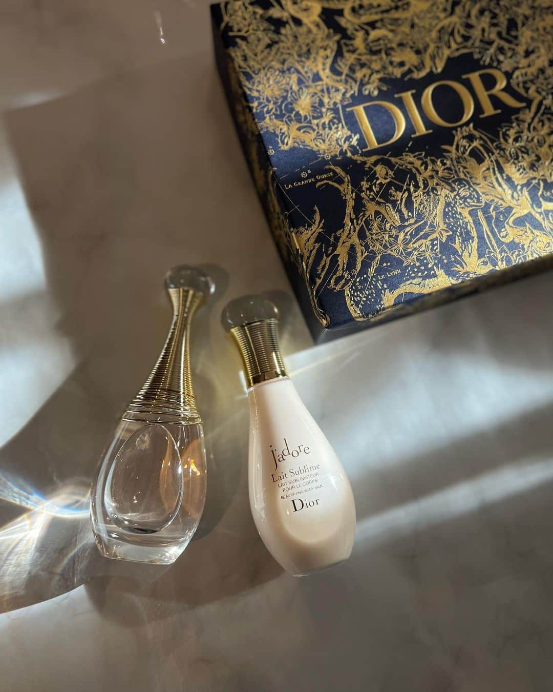 のインスタグラム：「・ ・ ・ フルーティーで華やかな 美しい花束のような香り。 ・ 品ある高貴な香りが大好きで もう数年愛用している @diorbeauty  ジャドール オードゥ  パルファン 🤍 ・ こちらは ジャドール オードゥ  パルファン コフレ  (数量限定品)  フレグランスと ボディミルクのセット。 ・ ・ ・ #diormakeup  #diorbeauty  #フレグランス  #香水  #ボディミルク  #ジャドール  #ディオール  #dior  #jadore #好きな香り #ホリデーギフト」
