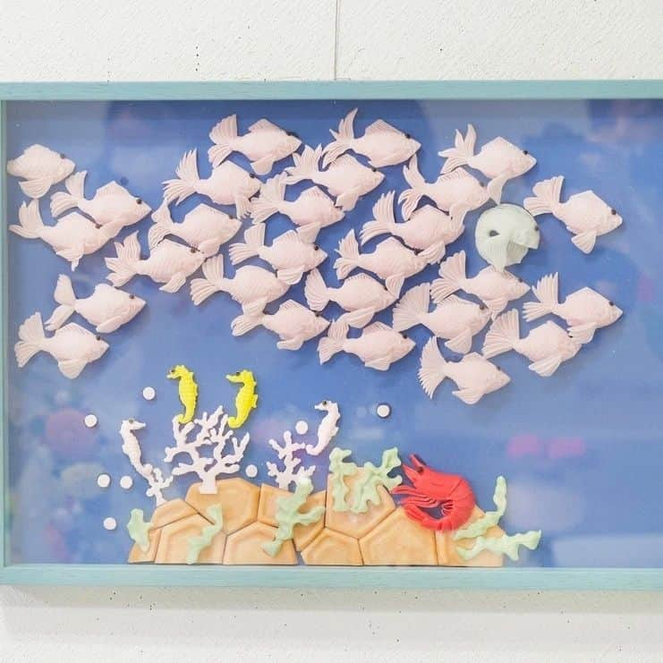 gakuのインスタグラム：「先週は　@fereel.s 　様の作品展でした。 今回の作品は『スイミー』『swimmy』 魚彫る時、いつも左を頭が基本だったのですが、絵本に合わせて、右を頭にが最初戸惑いました。  ↓皆さんの作品は下のタグから #石鹸と果物の彫刻展2022   #soapcarving #soap#ソープアート #ソープ彫刻 #石鹸アート  #石鹸彫刻」