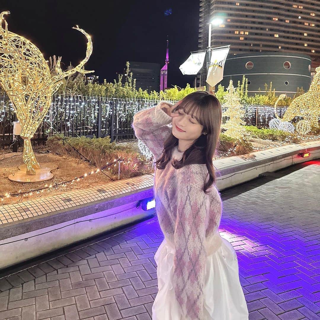 のインスタグラム：「ニットもピンクで福岡タワーもピンク♩💞  葉月さんの黄色も ラストの花火も素敵だったな~  卒業お祝い企画ありがとうございます☺︎  #furfur  #bibiy」