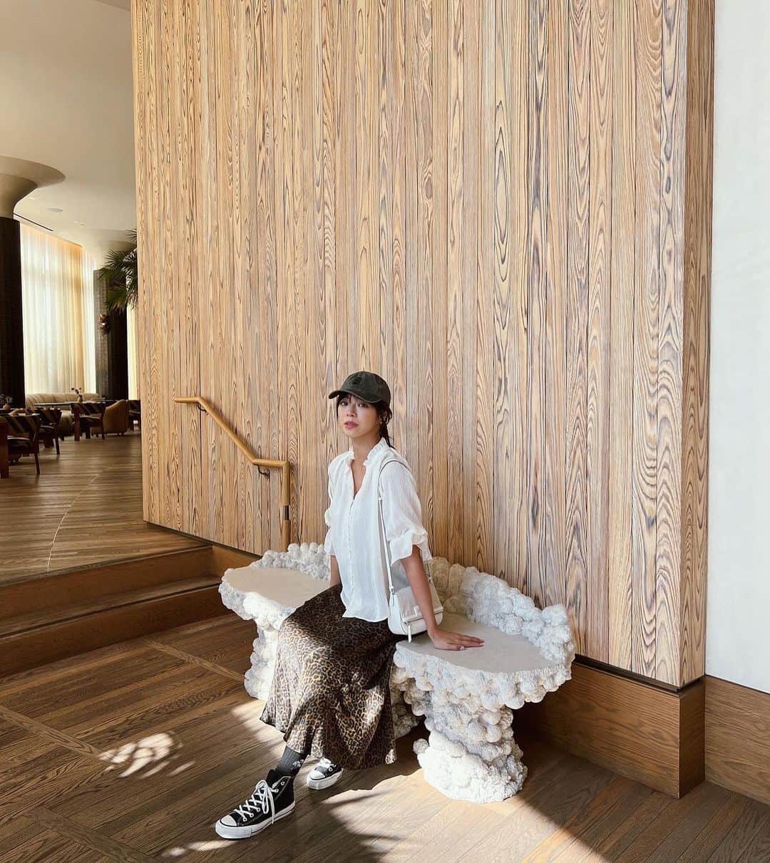 わちみなみのインスタグラム：「お友達と毎週金曜更新頑張っていたのですが、、。  書き出しに異常な時間がかかっていて まだYouTubeアップできてないです…🥺  明日できたらいいな  こんな好きな椅子とともに悲しみの言葉😭🙏  でも夏頃〜YouTube再開してから 8万人突破しました🎊  早く銀の盾欲しいな！」