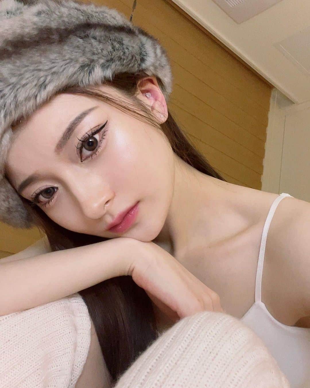 のインスタグラム：「マウスピース矯正はじめてからもう8ヶ月経った🫶🫶  韓国いる時に歯のことは“ホワイトスタイル歯科”に任せてる🦷 初めは友達の紹介で知って親知らずを抜きに行ったけど、ついでにずっとしたかったマウスピース矯正を始めた🎀  歯の矯正専門の先生がいるし、日本の先生にも途中経過見てもらったら、すごく褒められて韓国の先生に矯正のことは任せますとお伝えくださいといわれた🥳💗  歯科に日本語通訳してくれる方もいるから、韓国居る時に歯に何か問題あったら安心して行けると思う！！  ちなみにマウスピース矯正は、日本にいても海外配送で次のマウスピース器具届けてくれる🥹笑  私のインスタを見たと言ったら5％オフになるようです❤️‍🔥  ↓詳しいことは直接聞いてみてください↓ カカオ🆔whitestyle2 ライン🆔whitestyle1  #ホワイトスタイル歯科 #韓国の歯科」