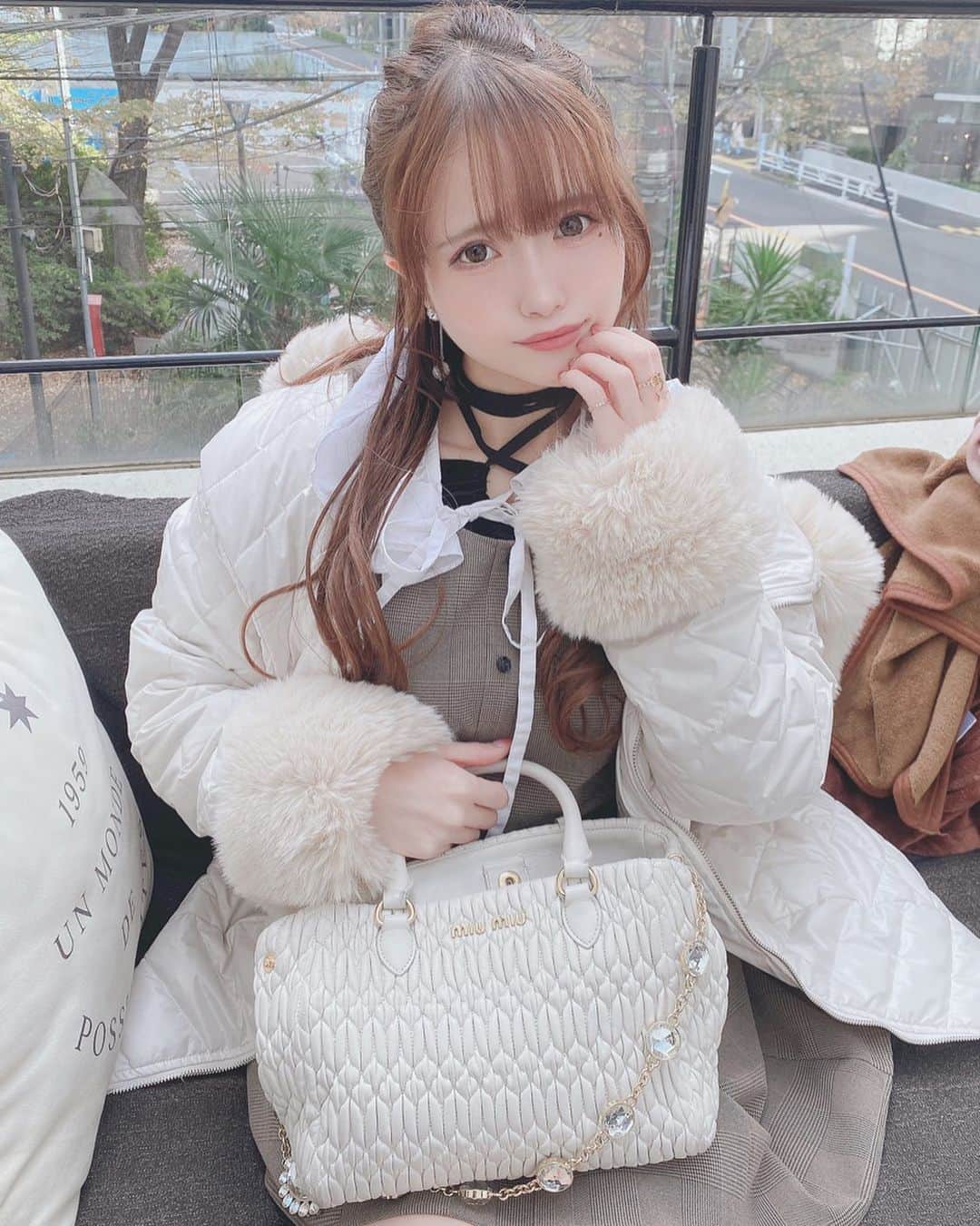 鈴木未央のインスタグラム：「しおりんと映え活してたよ✨ 朝からご飯食べて、買い物して、お茶したよ 途中でれいなも来たけどやっぱオーラあるね。 自信に満ち溢れてるからだとおもう。 私も自分のこと本当に大好きだし自信しかないからオーラでまくってみんなサングラスないと失明しちゃうよ  #サンヨンナナカフェ #darich #miumiu #miumiuピアス　#diorピアス　#美女　#美少女図鑑 #eatme #miumiuピアス　#ロングヘア　　　 ＃茶髪　#lillilly #インスタ映え ＃インスタ#美女　#kamaii #nuturephotography #photography #phote #スタージュエリー　＃ロング巻き　#茶髪ロング ＃もふもふ　#iol #インスタグラマー　＃被写体　＃映え活　#グラビアアイドル　#カメラマンと繋がりたい ＃カメラマン募集」