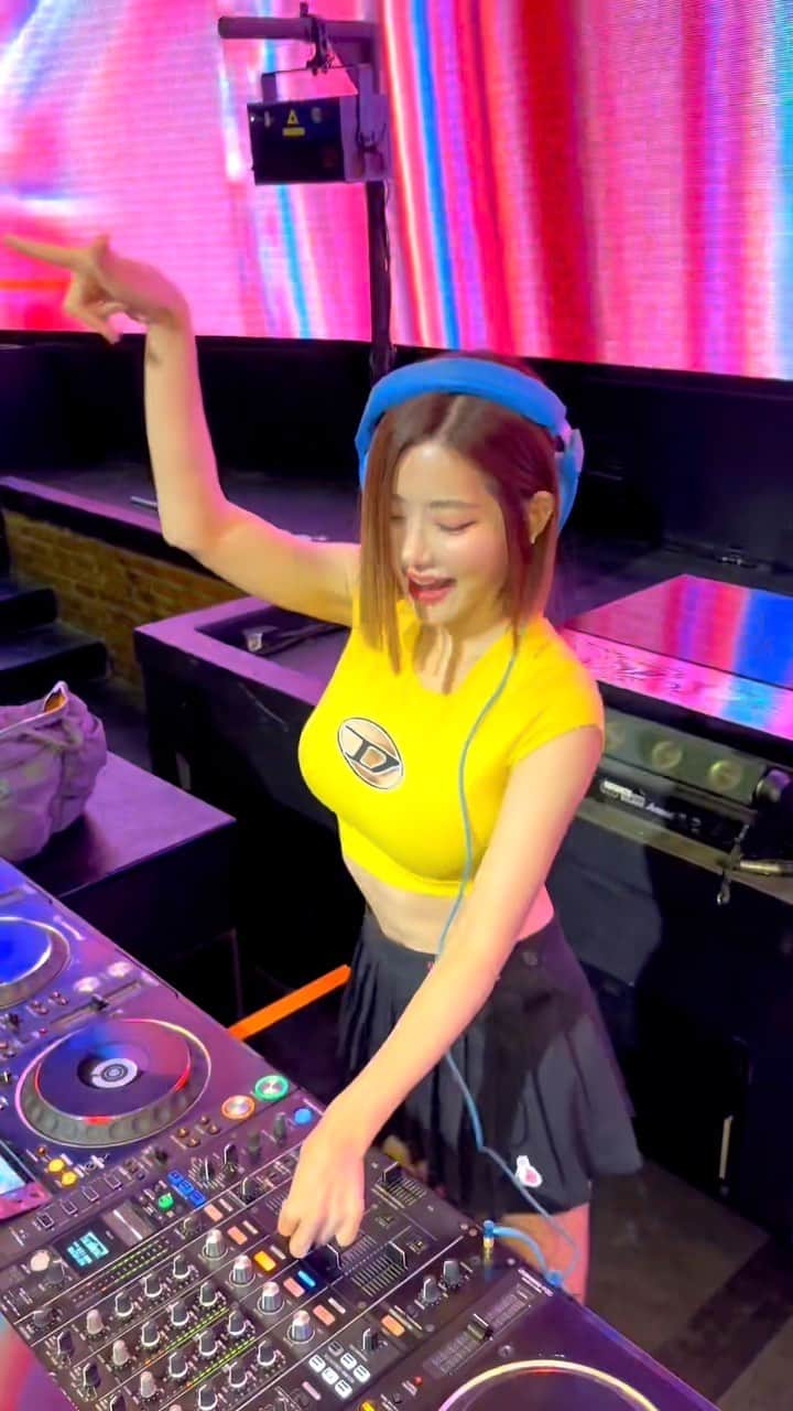 Dj Sodaのインスタグラム：「Hellooooooo Apa Kabar Jakarta! I’m back! I will be performing at the Colosseum Jakarta tonight! Let’s party with me all night long💛Aku sayang kamu semua💙」