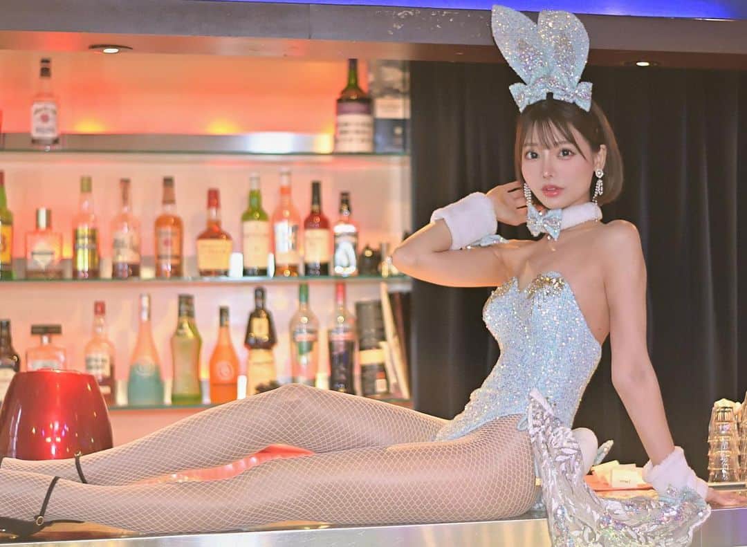 のインスタグラム：「大阪来てますー！撮影会当日飛び込み🆗なので会いに来てね📸(携帯参加OK) .  12/4(日)  Malymoon 大阪出張🎄 携帯可能なセッション チャンス撮影会🤳  通しで撮って欲しい🥹💖 列途切れないといいな…  スタジオチーク（谷町九丁目駅コレカ日本橋ビル9階）  予約￥9,000、当日￥10,000 【全通し割引パック】￥40,000 サイン付チェキ＆各部スタート時先頭優先権  米倉みゆ指名でお願いします🐱  https://photo-session-chance.com/2022/11/09/2022-12-04%e6%97%a5%e3%80%80malymoon%e5%a4%a7%e9%98%aa%e5%87%ba%e5%bc%b5%e6%92%ae%e5%bd%b1%e4%bc%9a/  . . . . . .  #malymoon #チャンス撮影会 #大阪撮影会 #大阪 #撮影会 #撮影 #写真 #ポートレート #被写体になります #ファインダー越しの私の世界 #バニーガール #bar #コスプレ #セクシー #網タイツ #ピンヒール #グラビア #ショートボブ #ショートヘア #脚フェチ  #足 #美脚 #可愛い #bunnygirl #photo #japanesegirl #photo #portrait #animegirl #loveyourself #photography」