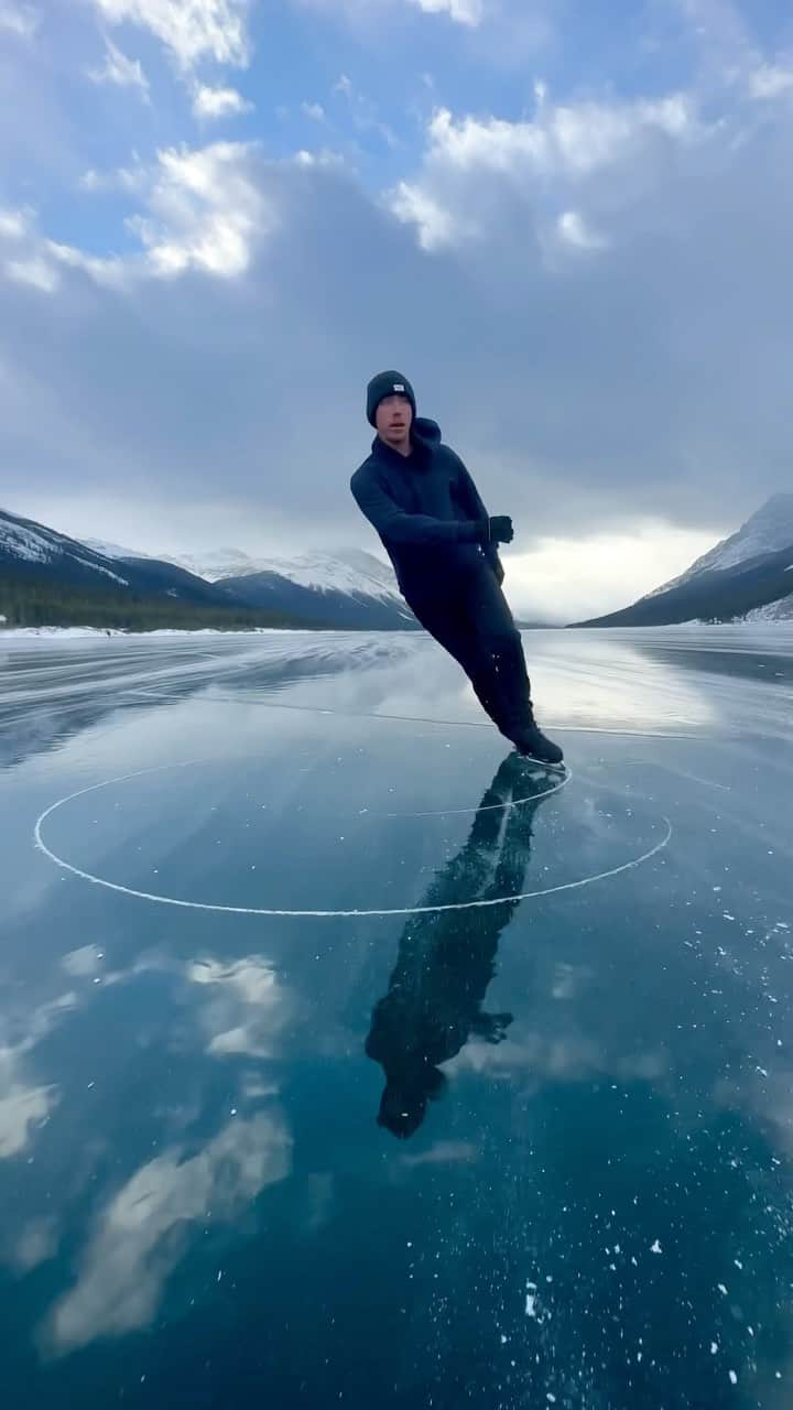 ブライス・シューダックのインスタグラム：「The wind was doing some trippy things to the snow drifts😄  Filmed by @paulzizkaphoto   #wildice #kananaskis #kcountry #canmore #calgary #banff #alberta #canada #spraylakes #frozenlake #wildiceskating #chasingwildice #ice #skating #figureskating #mountains #wilderness #wind #snow #winter」