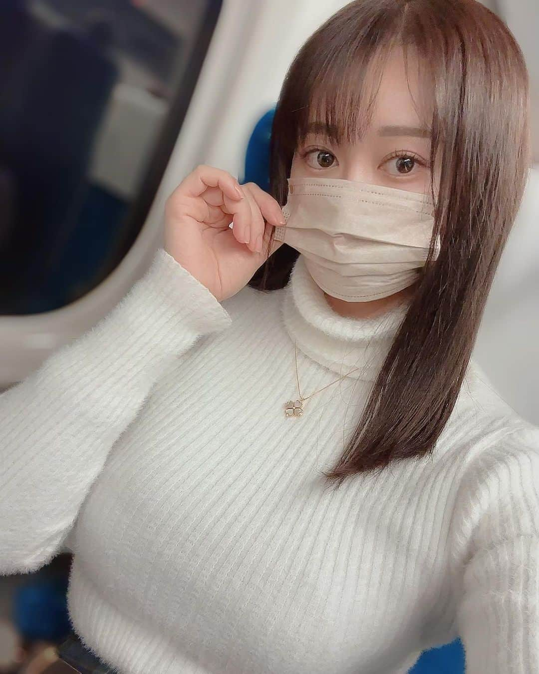 伊藤しずなさんのインスタグラム写真 - (伊藤しずなInstagram)「大阪入り〜！ 日付変わっちゃった！本日よろしくお願い致します✨✨  #声優　 #撮影会　 #follow  #followme　 #グラビア　  #アイドル　  #japanesegirl  #happy  #girl  #cute  #gravure  #gravureidol  #gravuremodel  #セクシー #sexy  #自撮り #自撮り女子  #自撮り女子部  #グラドル #粉我 #新幹線 #新幹線🚄  #セーター #セーターコーデ  #ニット #ニットコーデ  #ぴちぴち #マスク #マスク女子  #大阪」12月4日 0時52分 - shizuna_itoh