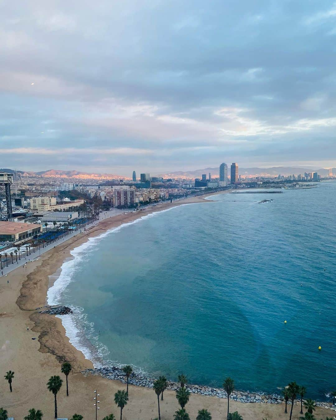 ユナ・デュフネさんのインスタグラム写真 - (ユナ・デュフネInstagram)「Barcelona & sa dolce vita ☀️🇪🇸 . . . #Barcelone #Spain #dolcevita #Sun #ligots #Barceloneta #parcguell #Gaudi #Enjoy #Life #Smile #Color #peaceful」12月4日 1時35分 - youna_d