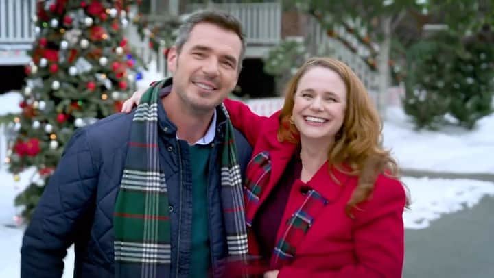 アンドリア・バーバーのインスタグラム：「Behind the scenes of CHRISTMAS ON CANDY CANE LANE, premiering TONIGHT on @gactv! 🎄🤶🏻🍭 #ChristmasOnCandyCaneLane」