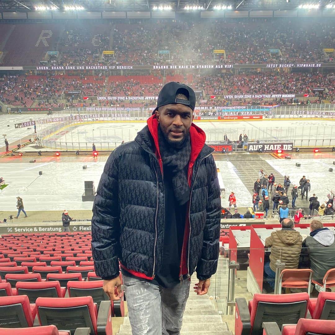 アントニー・モデストのインスタグラム：「Schön nochmal hier zu sein 👋🏾 Auf einen Sieg 🦈」