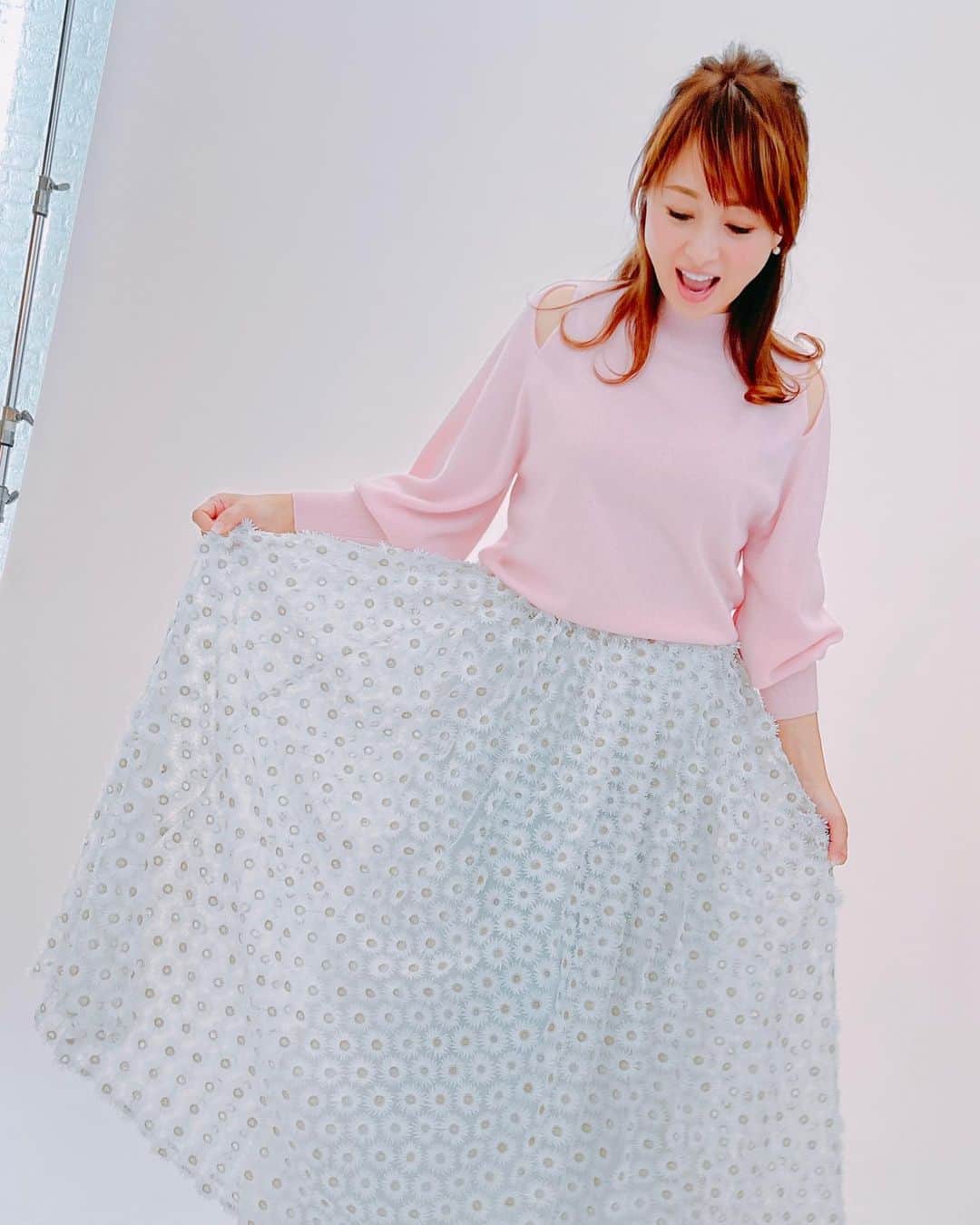 のインスタグラム：「衣装❷ ⁡ ニット・・・CELFORD ⁡ スカート・・・OBLI ⁡ #渡辺美奈代 #衣装 #celford  #obli  #ニット #スカート」