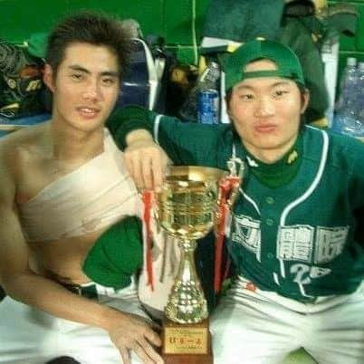 のインスタグラム：「2004那年和國體棒球隊學長 與文化大學棒球隊進行三戰二勝的冠軍戰 一起拿下國立體大第一座大專盃冠軍 然後⋯⋯⋯就過了十八年！ 你們覺得我看起來有不一樣嗎？😂  #國立體大棒球隊」