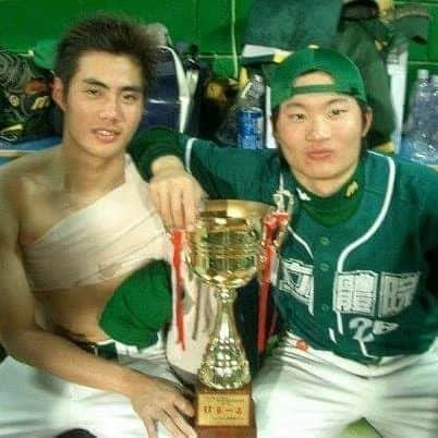 チェン・ウェイン（WeiYin Chen）さんのインスタグラム写真 - (チェン・ウェイン（WeiYin Chen）Instagram)「2004那年和國體棒球隊學長 與文化大學棒球隊進行三戰二勝的冠軍戰 一起拿下國立體大第一座大專盃冠軍 然後⋯⋯⋯就過了十八年！ 你們覺得我看起來有不一樣嗎？😂  #國立體大棒球隊」12月4日 12時55分 - chenweiyin0721