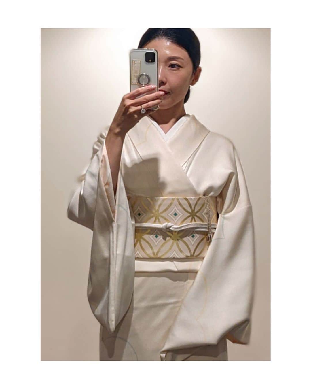 川村亜紀さんのインスタグラム写真 - (川村亜紀Instagram)「お仕立てから上がりたての帯を合わせて、お出かけへ。 ＊鏡に向かい撮影しておりますゆえ、衿合わせが反対に見えております。ご了承下さい。 #kimono #kimonocordinate #japanesekimono #japanesetradition #beautifultradition #lovekimono  #instakimono #기모노  #お着物 #お着物コーディネート #着物コーディネート  #袷 #袷の小紋 #小紋コーディネート #名古屋帯  #亜紀の和装記録」12月4日 13時11分 - _aki1015_