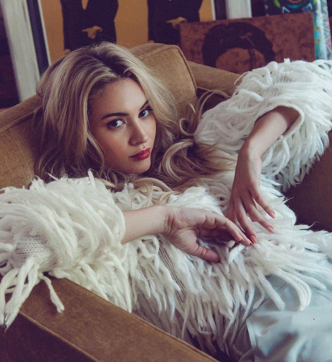 ブリアナ・ホリーのインスタグラム：「diary of a moody gal ✨  @lizaboone 💖」