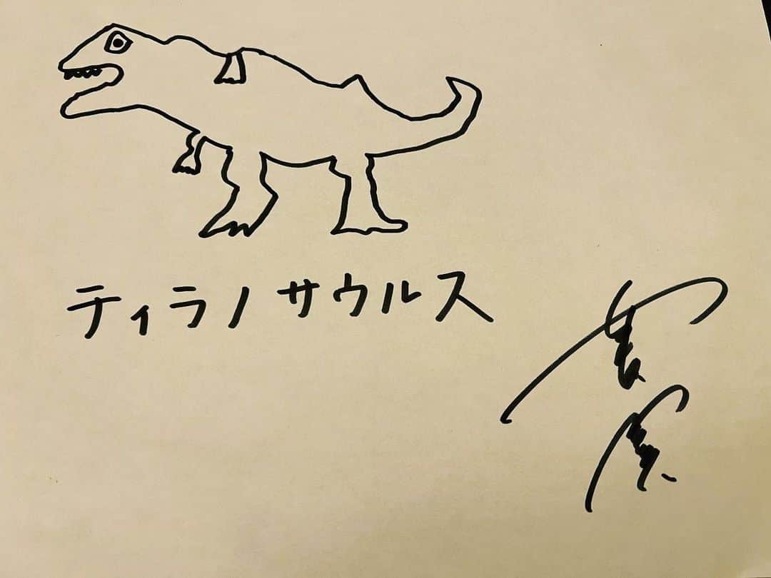 のインスタグラム：「最近じゃおちびちゃんは恐竜さんにどハマり💓プラレールからは少しづつ離れて、でもまた戻ったりして ねぇ、ママぁティラノサウルス描いてみてよ〜💓 どんどん大人になってゆくおちびちゃんが愛おしくてたまらないです👶❤️ 可愛くて可愛くてもう大好きすぎて❤️ はたらくくるまも音程を外さず大きな声で歌えるようになりました👶❤️ #華原朋美　#ティラノサウルス　#はたらくくるま　#愛しさと切なさと成長　#ママとしては歌手にはなって欲しくないな」