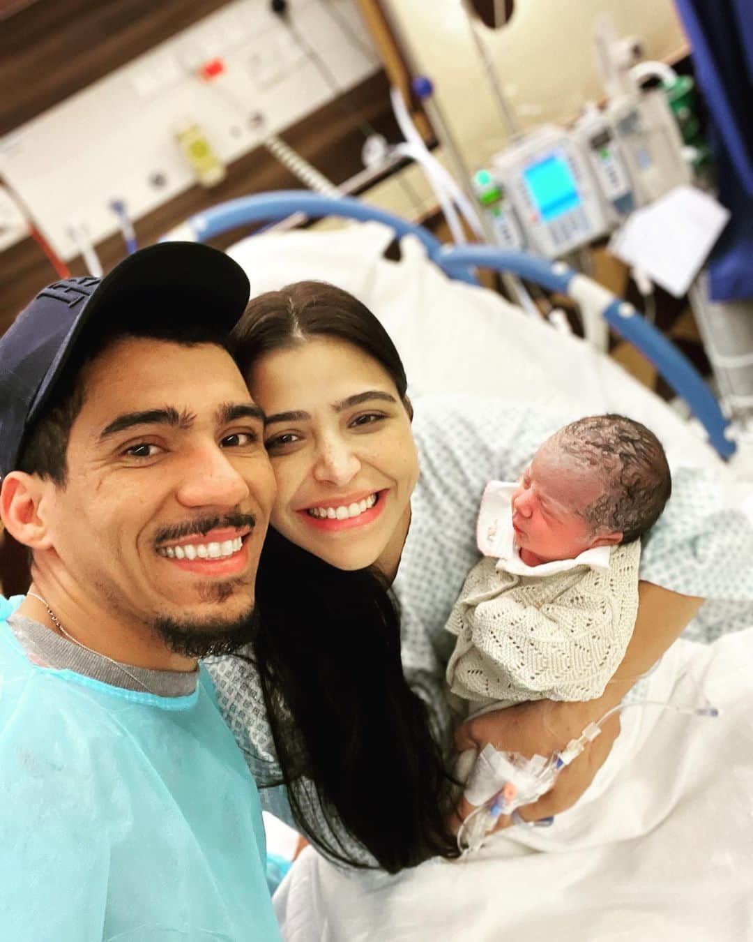 アラン・マルケス・ロウレイロのインスタグラム：「E nossa quarta benção chegou 🐣🎀! Obrigado Senhor por tudo cuidado no parto da nossa Micaela e da mamãe @thaisvmarques ! Papai e mamãe já estão babando e aproveitando cada segundo com vc em nossos braços ! Bem vinda Micaela 🎀💖」