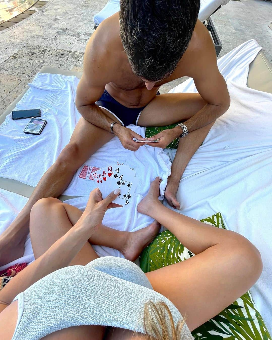 ベレン・モゾのインスタグラム：「Nunca jueguen con una embarazada. No llevamos bien el perder 🤬🤬 Perdón Enzo, me provoca dejar a tu padre en Cartagena 🤪 @robertfarah #Basra」