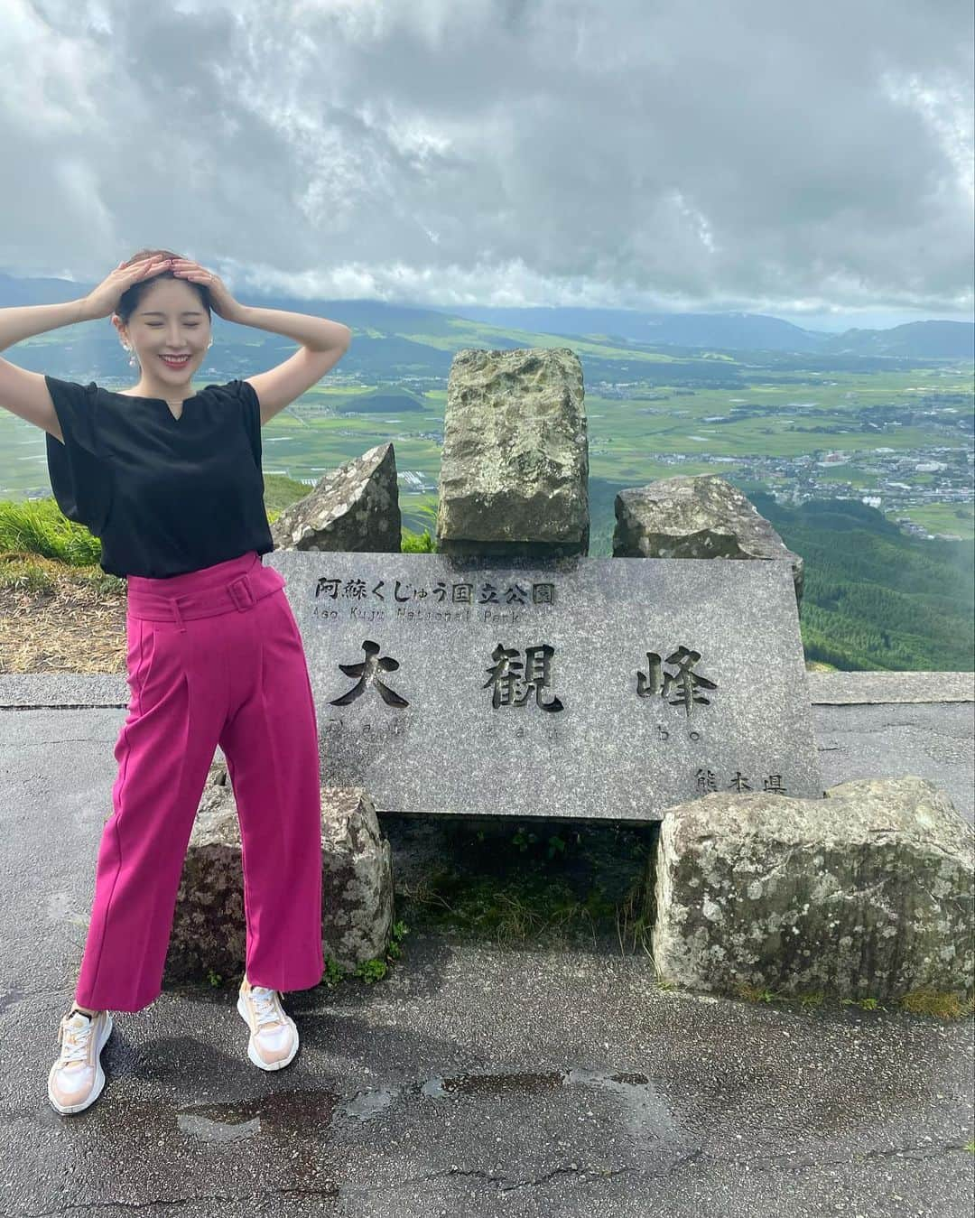 倭早希のインスタグラム：「雨女発揮しまくった九州🥲☔️笑 でも自然に癒された🌲🤍  . . . #九州旅行#熊本#熊本旅行#阿蘇#阿蘇くじゅう国立公園#大観峰#田楽の里#草千里ヶ浜#宮崎#高千穂峡 #大分#アフリカンサファリ#旅行#🦁#☔️」