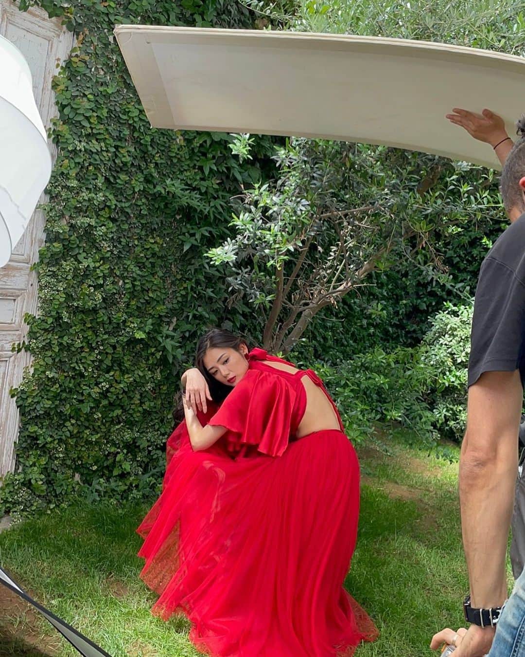 片山萌美のインスタグラム：「💃  なんとも美しいドレス 赤リップにアクセサリー  おとぎ話に 迷い込んだのかしら🐰🌹  #片山萌美写真集M  #moemikatayama   片山萌美写真集【M】  2022年12月12日（月） 1990部限定で発売決定✨  -取扱店- ☆ブックファースト新宿店 http://www.book1st.net/shinjuku/ 　特典：生写真、イベント参加券（先着） ★青山ブックセンター https://aoyamabc.jp/pages/store-info 　特典：生写真、サイン会参加券（先着） ○Amazon □リーダーストア https://onl.bz/cMajaQd  　※100部限定※セット売りのみ」