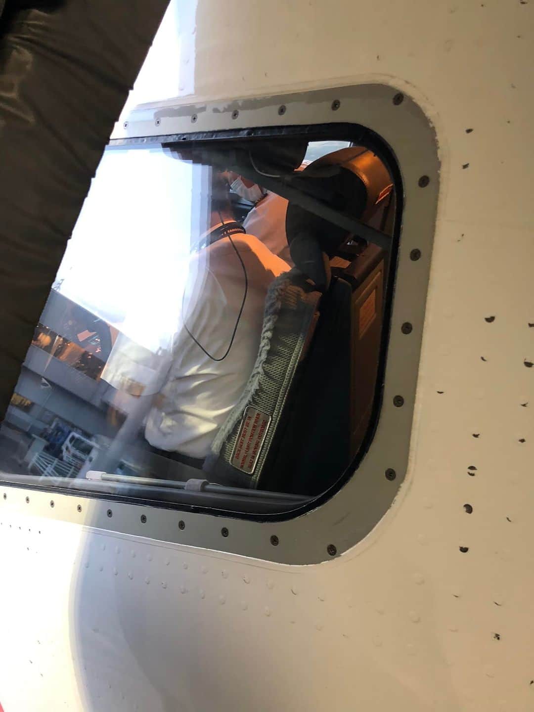 いとうまい子のインスタグラム：「今日はこのイケメンパイロットさんに連れて行って頂きま〜す🛩 毎年恒例のカレンダー撮影だよ😊」