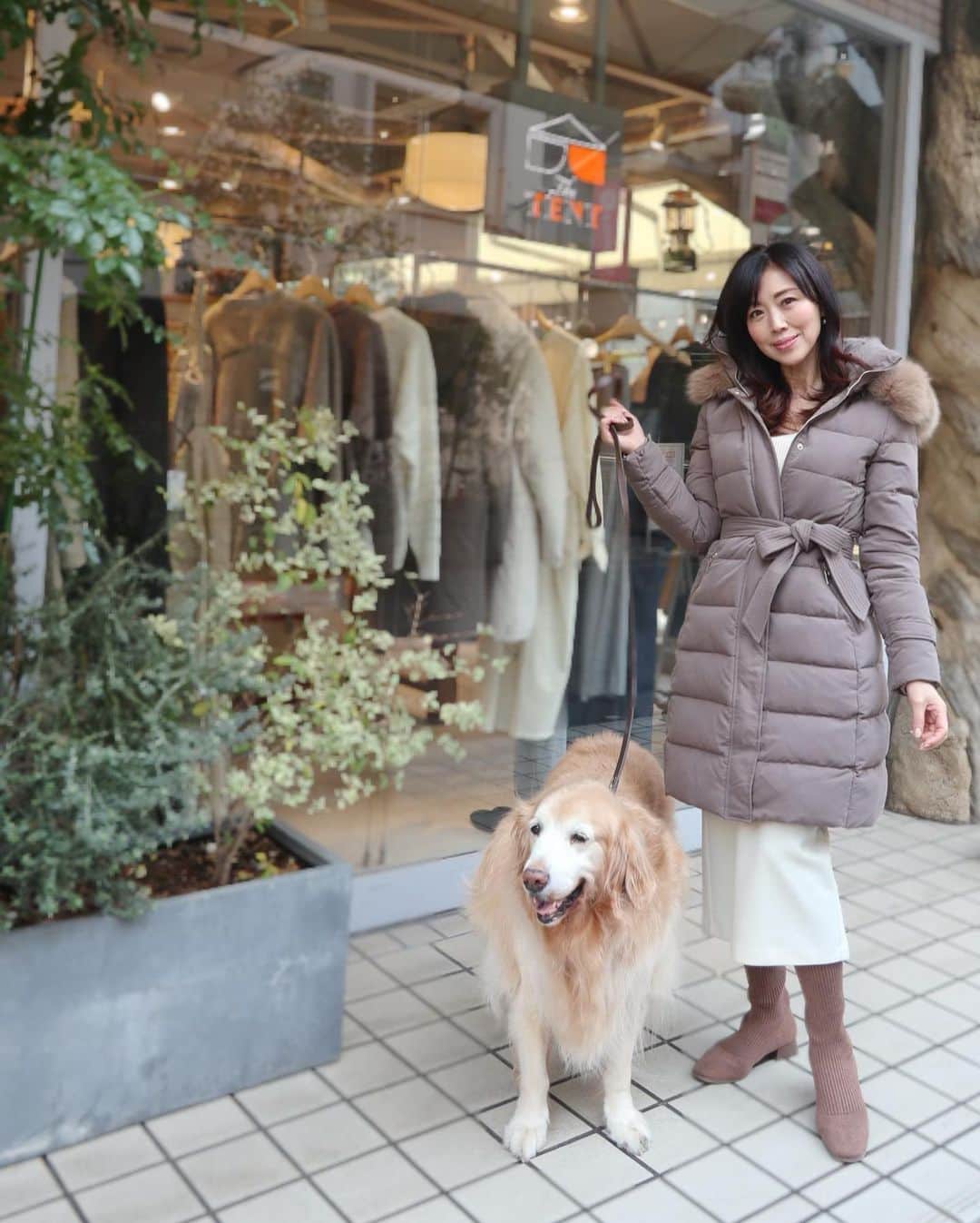 のインスタグラム：「#おはようございます ・ ・ 寒くなってきましたね。 ダウンであたたかくして お出かけ。 ・ ・ ボリュームたっぷりの フォックスファー付きの ダウンコートは @stanza_dolce の物。 体のラインにすっと馴染む 優雅な美シルエット🤍  フードとファーは取り外し可能なので その日のスタイルに合わせて いろいろなコーデも 楽しめますね。  上品に着こなせて 軽くてあたたかいダウンコートです！ ・  ✴︎楽天スーパーセール 12/4(日)20:00～12/11(日)23:59  ✴︎ショップURL：https://www.rakuten.ne.jp/gold/stanza-dolce/  ✴︎オリジナルFOXファーダウンコート こちらの商品番号:9-515-fox  ▼こちらの商品が3500円オフになる特別クーポンを配布中！  クーポンURLは ストーリーに掲載しますね。  https://coupon.rakuten.co.jp/getCoupon?getkey=VldQSC1DWE9JLUtPTVQtODNUVA--&rt=  @stanza_dolce @lamode_press #stanza_dolce #stanzadolce_cd  #ダウン  #ダウンコート  #コート #fashion  #コーデ #大人コーデ  #きれいめカジュアル  #きれいめコーデ  #ファーコート  #冬コーデ  #冬  #ゴールデンレトリバー」