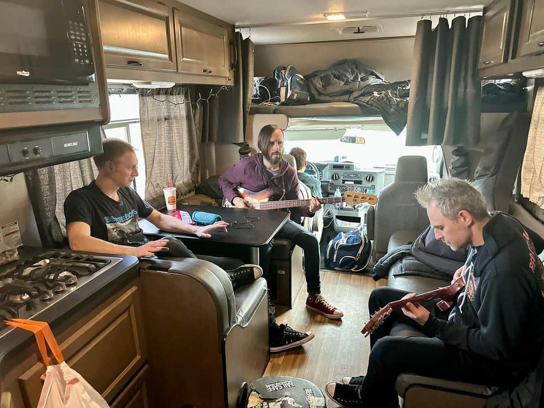 スコット・マーフィーのインスタグラム：「Allister rehearsal 🚌♬ Thanks to everyone who came out to the Baltimore show last night! We’re playing Pittsburgh tonight & Cleveland tomorrow!  #thunderbirdmusichall #thefoundrylakewood」