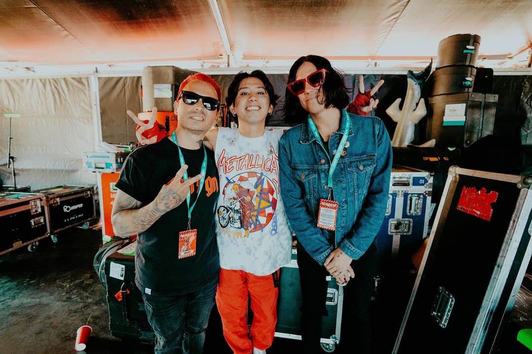 Taka のインスタグラム：「Behind the stage 😉 @goodthingsfestival @jessdrews  @sleepingwithsirens @kellinquinn @nodirectioncasa」