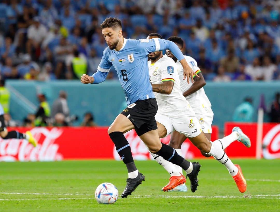 ロドリゴ・ベンタンクールのインスタグラム：「Duele mucho quedar fuera de un Mundial después de una victoria como la de ayer. Duele no haber podido seguir nuestro camino en esta competición tan importante a pesar de haberlo dado todo en cada minuto de cada partido. Seguiremos trabajando duro con un objetivo: volver más fuertes para llevar a Uruguay a donde merece 🇺🇾 #UruguayNoma #ElEquipoQueNosUne @aufoficial @fifaworldcup  Gracias de corazón a todos los uruguayos por el apoyo 💙」