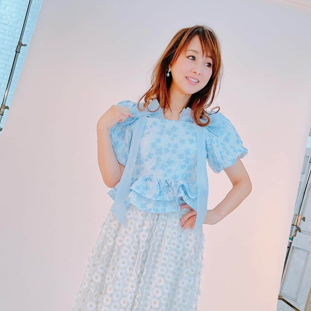 のインスタグラム：「⁡ 衣装❸ ⁡ ブラウス・・・wildlily ⁡ ピアス・・・higashiyamapr、etoilight_jewelry ⁡ #渡辺美奈代 #衣装 #wildlily  #higashiyamapr  #étoilightjewelry  #ブラウス #ピアス」